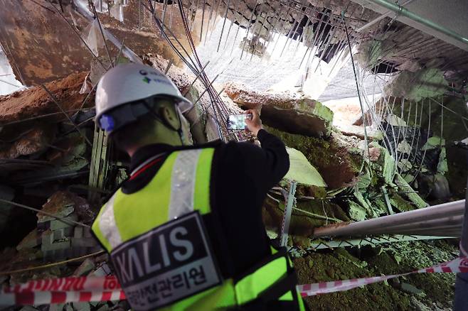 2일 오후 인천시 서구 검단신도시 모 아파트 신축 공사장에서 국토교통부 사고조사관이 현장 점검을 하고 있다. 이곳에서는 지난달 29일 지하 주차장 1~2층의 지붕 구조물이 무너지는 사고가 발생했다. 연합뉴스