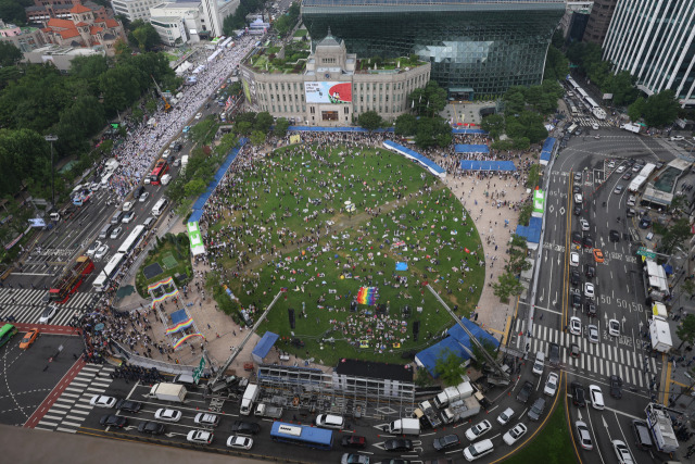 ▲지난해 7월 16일 오후 퀴어문화축제가 개최된 서울광장의 모습. 코로나 사태 이후 3년 만의 오프라인 퀴어퍼레이드가 열린 지난해 서울시는 축제조직위가 신청했던 엿새의 사용 기간을 하루로 줄여 광장 사용을 승인했다. 당일 광장 밖 도로에선 기독교 단체 등이 개최한 맞불 집회가 열렸다. ⓒ연합뉴스