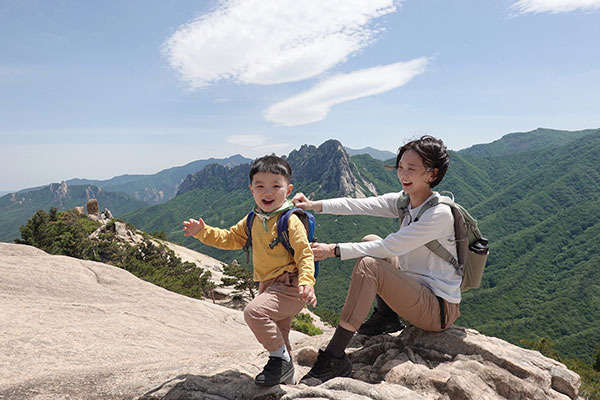 신선대에 올라 울산바위를 배경으로 기념사진을 찍은 엄마와 아들.