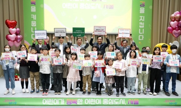 오세훈(맨 뒷줄 왼쪽 네 번째) 서울시장이 3일 서울시청에서 ‘어린이 행복 프로젝트’를 발표한 뒤 어린이들과 기념 촬영을 하고 있다. 어린이 행복 프로젝트는 2010년 이후 태어난 만 13세 이하의 ‘알파세대’에 초점을 맞춘 전국 최초의 종합계획으로, 서울시는 2026년까지 4146억원을 투입한다. 서울시 제공