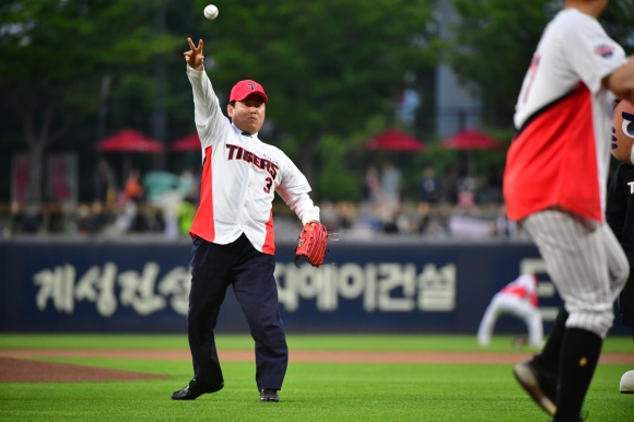 이정선 광주시교육감이 지난 3일 광주기아챔피언스필드에서 열린 기아와 롯데의 경기에 앞서 시구하고 있다. 광주시교육청 제공