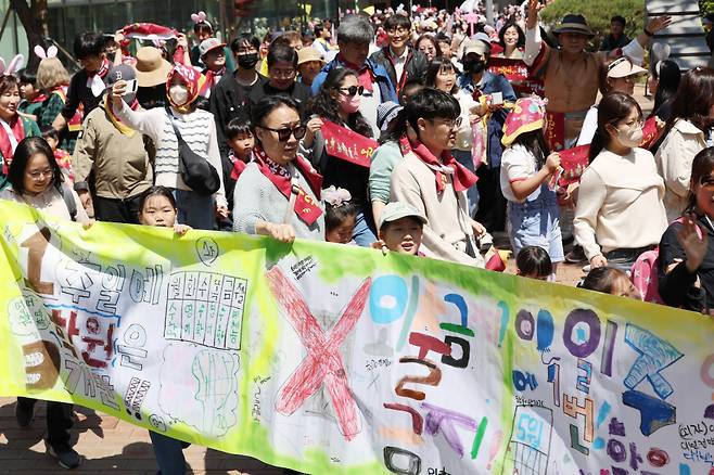 어린이날 101주년·어린이해방선언 100주년 기념 '어린이가 행복한 나라' 행사가 열린 1일 참가자들이 서울 종로구 방정환 생가터에서 출발해 광화문 광장을 거쳐 세종문화회관 중앙계단 앞까지 걷는 거리 행진을 하고 있다. ⓒ 연합뉴스