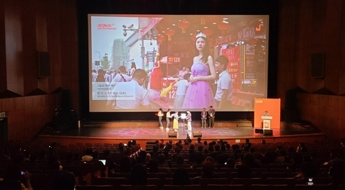 3일 오후 전북 전주시 덕진구 삼성문화회관에서 제24회 전주국제영화제 시상식이 열리고 있다.  연합뉴스