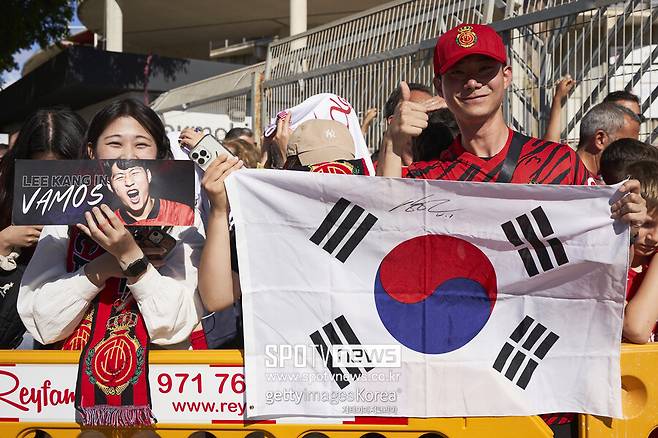 ▲ 이강인을 응원하는 한국 팬