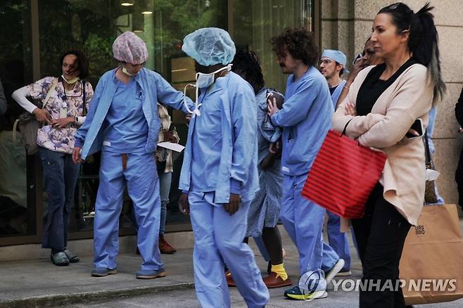 美 애틀랜타 병원서 총격으로 5명 사상 (애틀랜타[美 조지아주] AFP=연합뉴스) 3일(현지시간) 미국 조지아주 애틀랜타 도심의 한 병원에서 총격이 발생해 1명이 숨지고 4명이 부상했다. 총격 현장인 노스사이드 병원에서 의료진이 대피하고 있다.2023.5.4 photo@yna.co.kr