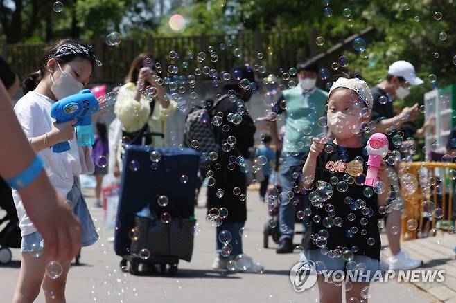 어린이날 비눗방울 놀이 [연합뉴스 자료사진]