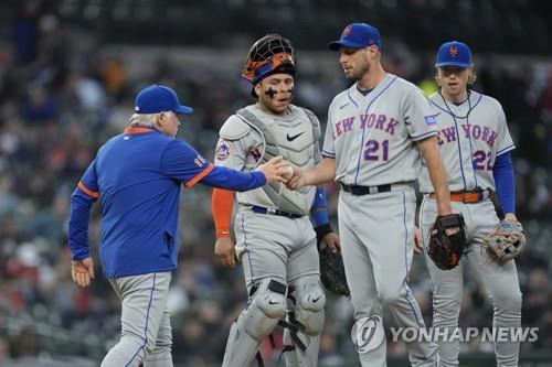 감독에게 공을 건네고 마운드를 내려가는 셔저 [AP=연합뉴스]