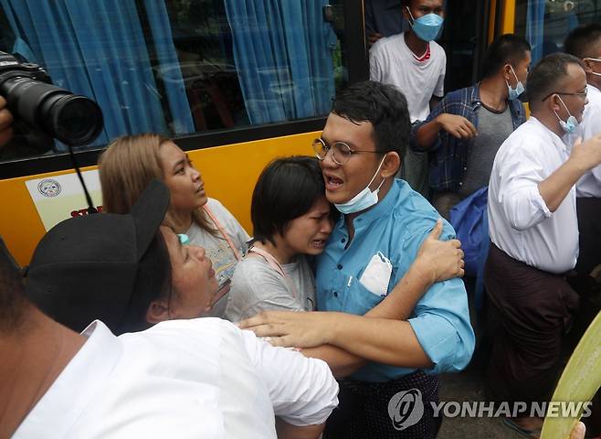 5월 3일에 사면되어 양곤 인세인 교도소에서 출소한 정치범들이 가족을 만나고 있다. [EPA 연합뉴스 자료 사진. 재판매 및 DB 금지]
