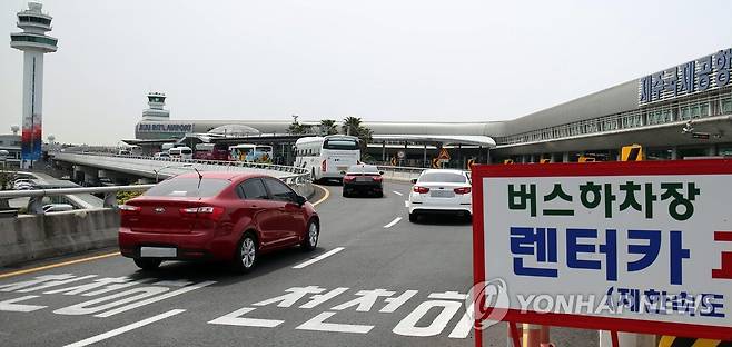 제주공항 버스전용도로서 운행하는 렌터카 [연합뉴스 자료사진]