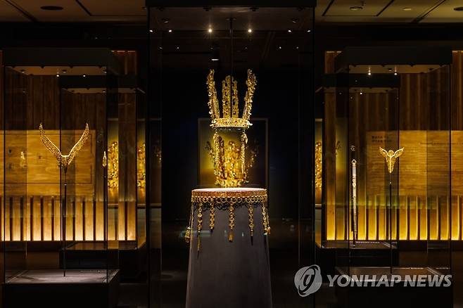 국립경주박물관, 천마총 발굴 50주년 기념 특별전 개최 (서울=연합뉴스) 국립경주박물관이 천마총 발굴 50주년을 기념해 4일부터 오는 7월 16일까지 특별전시관에서 '천마, 다시 만나다'를 개최한다고 밝혔다. 사진은 특별전 '2부. 황금으로 꾸민 주인공을 만나다' 모습. 2023.5.4 [국립경주박물관 제공. 재판매 및 DB 금지] photo@yna.co.kr