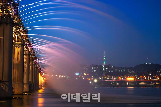 ‘서울브릿지 맛-켓’이 6일 반포한강공원 잠수교 다리 위에서 오전 11시부터 오후 8시까지 열린다. 사진은 잠수교와 무지개분수 야경 (사진=서울관광재단)