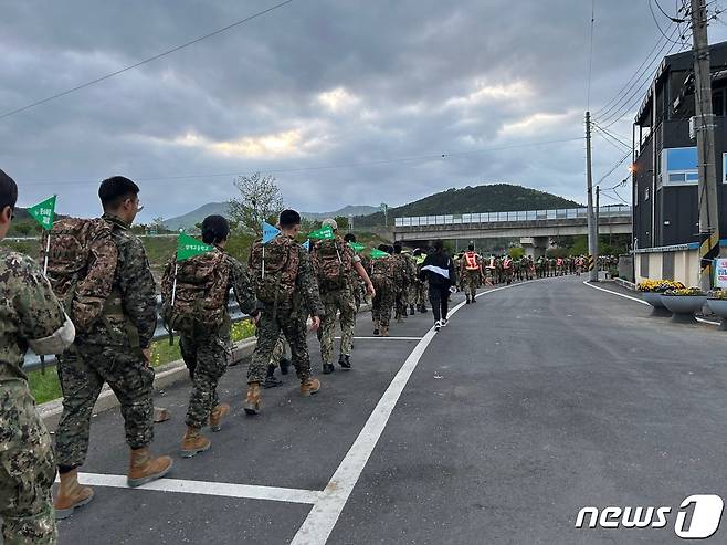 장성 삼계고등학교 (교장 김형주) - 4월 28일 사제, 학부모 동행 야간 전술행군 체험학습을 실시했다. 전술행군은 장성 필암산 ~ 광주 판사등산 ~ 학교 총  40km코스로 오후 7시에 출발해 29일새벽 5시에 도착했다.(전남도교육청 제공)/뉴스1