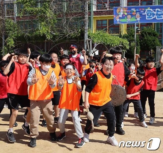 화순초등학교 (교장 윤영섭) - 최근 열린 운동회에서 학생들이 열띤 응원을 하고 있다.(전남도교육청 제공)/뉴스1