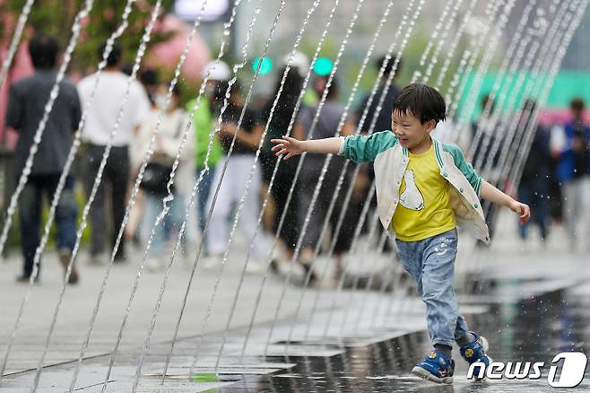 일요일까지 이어지는 어린이날 연휴를 하루 앞둔 4일 서울 종로구 광화문광장 분수대에서 어린이들이 물놀이를 즐기고 있다. 2023.5.4/뉴스1 ⓒ News1 민경석 기자