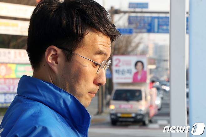 김남국 더불어민주당 단원구을 후보가 14일 오후 경기도 안산시 단원구 이마트 고잔점 앞에서 거리 유세를 하던 중 박순자 미래통합당 단원구을 후보의 유세 차량이 지나가고 있다. 2020.4.14/뉴스1 ⓒ News1 조태형 기자