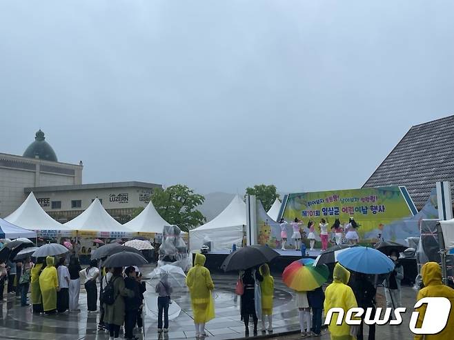 비가 내린 5일 전북 임실군 임실치즈테마파크에서 가족단위 방문객들이 공연을 관람하고 있다.2023.5.5/뉴스1 이지선기자