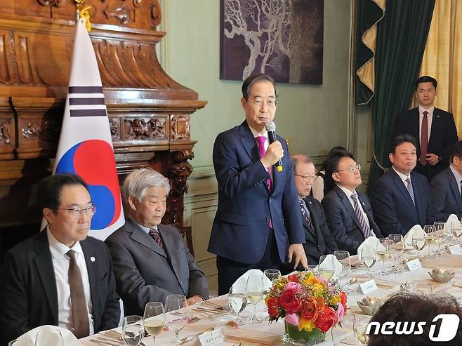 한덕수 국무총리가 5일(현지시간) 영국 런던 주한영국대사관저에서 열린 동포·지상사 간담회에서 격려사를 하고 있다./