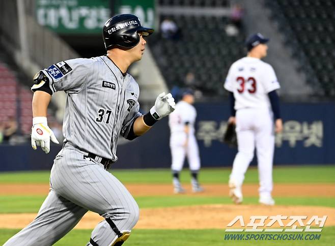 4회초 1사 1루에서 2점 홈런을 때린 김인환. 잠실=허상욱 기자wook@sportschosun.com