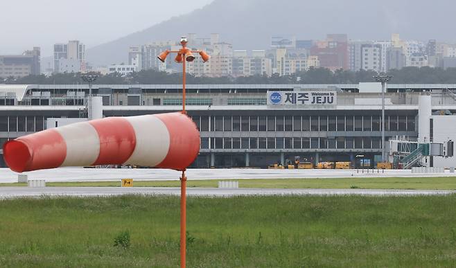 5일 오전 제주국제공항 활주로의 풍향계가 강풍에 펄럭이고 있다./연합뉴스