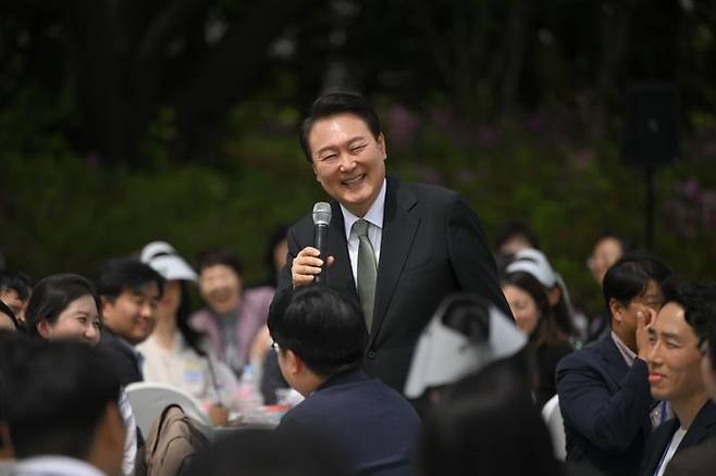 윤석열 대통령이 2일 오후 용산 대통령실 청사 앞 파인그라스에서 열린 용산어린이정원 개방 계기 출입기자단 오찬 간담회에서 참석자들과 대화하고 있다. ⓒ대통령실