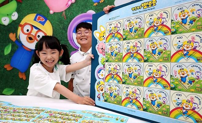 뽀로로가 태어난 건 2003년이에요. 2009년에는 환경부 기후변화 대응 홍보대사도 했죠. 우정사업본부는 20살 생일을 맞아 지난 3일 ‘뽀롱뽀롱 뽀로로 기념우표’를 냈답니다. 우정사업본부 제공