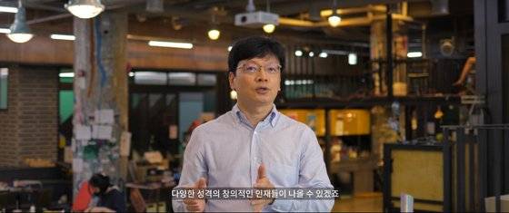 권혁빈 희망스튜디오 이사장이 퓨처랩 다큐멘터리에서 퓨처랩 설립 취지와 계기를 설명하고 있다. [스마일게이트]