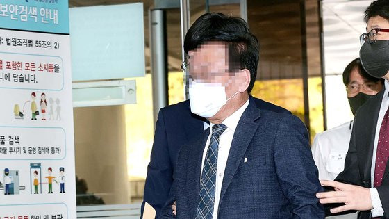 백현동 개발사업 관련 '대관 로비스트'로 지목된 김인섭 전 한국하우징기술 대표가 지난달 14일 오전 서울 서초구 서울중앙지방법원에서 열린 구속 전 피의자 심문(영장실질심사)에 출석하고 있다. 연합뉴스