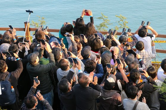 지난 6월 21일 오후 전남 고흥군 고흥우주발사전망대 인근에서 시민들이 한국형 우주발사체 누리호(KSLV-Ⅱ) 발사를 지켜보며 성공을 염원하고 있다. 프리랜서 장정필