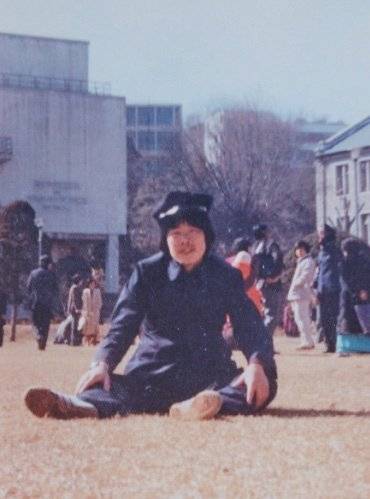 통상적인 중고교 정규교육과정을 밟지 않은 이재명은 교복에 대한 '환상'이 있었다. 대학 시절에도 교복을 입곤 했다. 이재명은 대학생 시절의 자신을 내성적이고 소심한 사람이라고 소개한다. 그가 대중 앞에서 연설을 하고 비판에 거세게 맞붙는 정치인으로 성장할 것이라고는 상상하기 어려웠다. 사진 『나의 소년공 다이어리』, 이재명, 팬덤북스