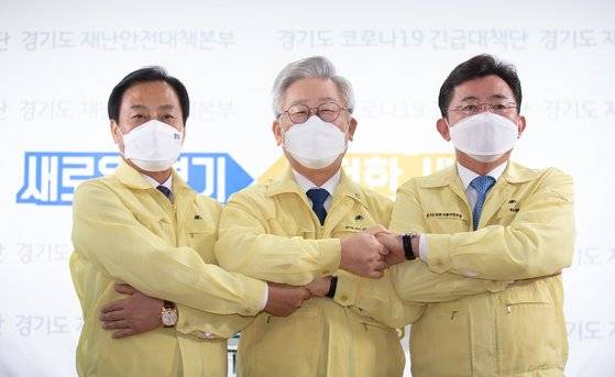 경기도청 브리핑실에서 열린 코로나19 위기 극복을 위한 경제정책 관련 경기도지사 긴급 기자회견을 마치고 이재명 경기도지사와 장현국 경기도의회 의장, 박근철 경기도의회 민주당 대표의원이 악수를 하고있다. 사진 경기도