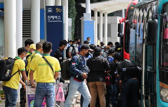 ▲인천공항 도착해 단체버스 타는 외국인 근로자들 사진 : 연합뉴스