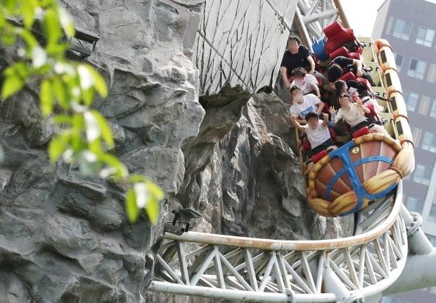 어린이날을 하루 앞둔 4일 오후 서울 송파구의 롯데월드 매직아일랜드에서 시민들이 놀이기구를 즐기고 있다. /사진=뉴스1