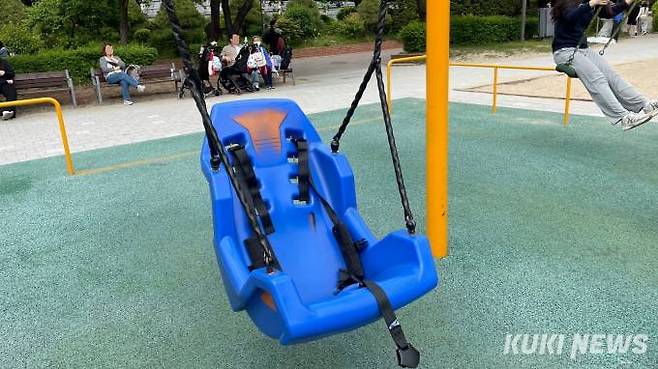 서울시 광진구 능동 서울어린이대공원의 무장애통합놀이터 ‘꿈틀꿈틀놀이터’에 설치된 등받이와 안전벨트가 있는 그네.&nbsp; &nbsp;사진=김은빈 기자
