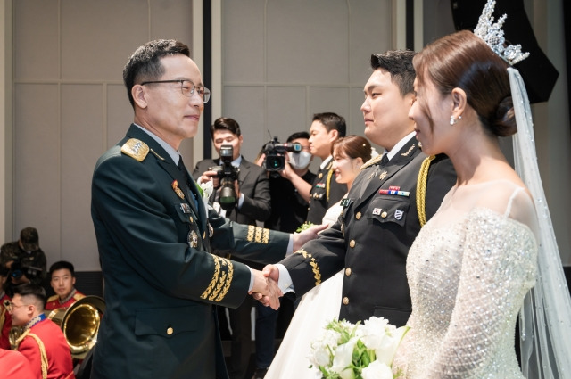 5일 육군호텔(ROKAUS)에서 열린 모범장병 합동결혼식에서 박정환 육군참모총장이 이날 화촉을 밝힌 김학재 중사와 메이팅찌 부부에게 축하의 인사를 전하고 있다. 육군 제공.