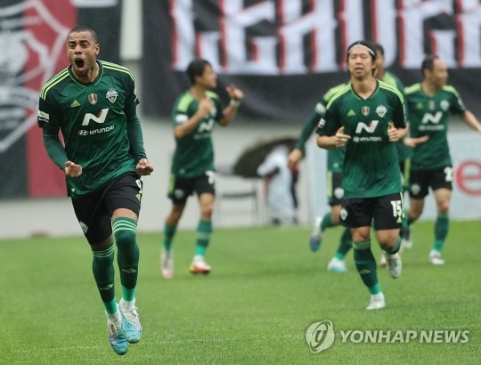 5일 서울월드컵경기장에서 열린 프로축구 K리그1 FC서울과 전북 현대의 경기. 전북 구스타보가 선제골을 넣은 뒤 환호하고 있다. [연합뉴스]