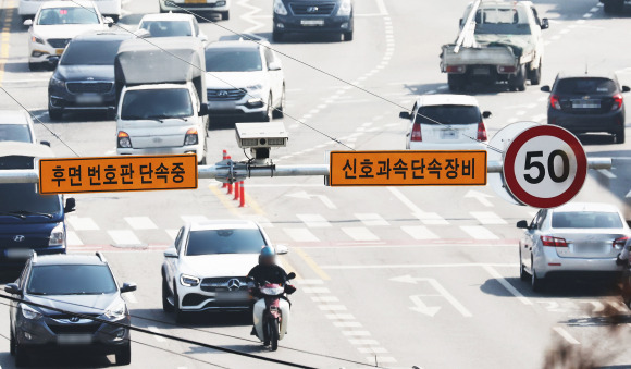 경기 수원시의 한 도로에 설치된 후면 번호판 단속 카메라 모습 [연합]