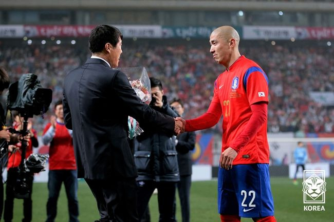 [사진] 차두리의 국가대표팀 은퇴식 당시 차범근-차두리 부자 / 대한축구협회 제공.