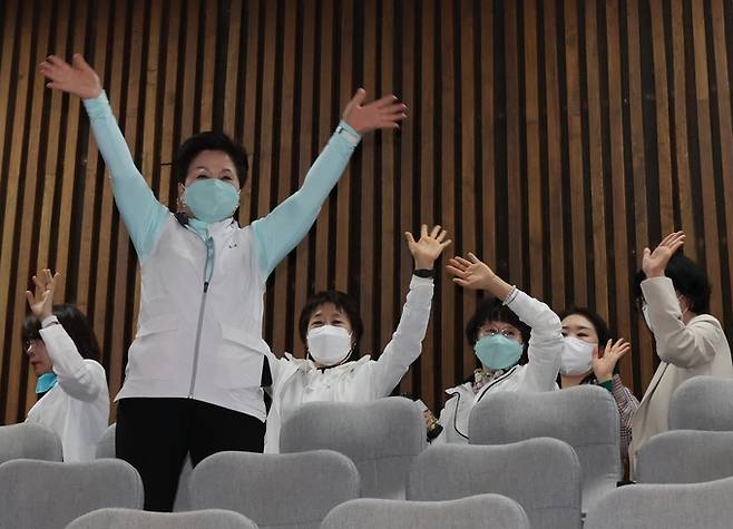 지난달 27일 국회 본회의에서 간호법 통과를 지켜본 대한간호협회 회원들이 결과에 환호하며 퇴장하고 있다. 연합뉴스