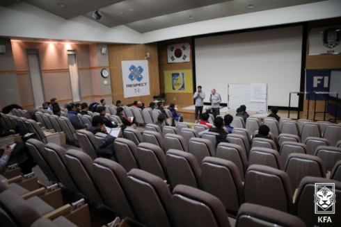 ▲ P-라이선스 교육 현장에 모인 엘리트 지도자들 ⓒ대한축구협회