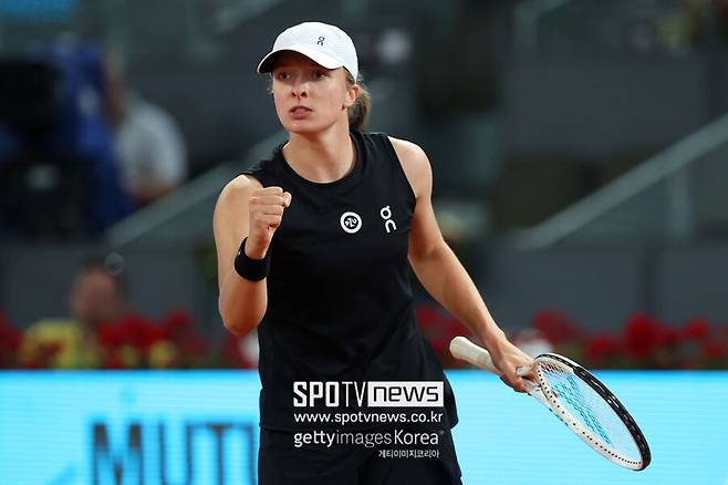 ▲ 이가 시비옹테크가 2023 WTA 투어 마드리드 오픈 단식 준결승전에서 득점을 올린 뒤 주먹을 불끈 쥐고 있다.