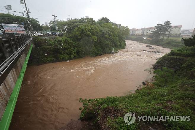 급류로 변한 제주 한천 (제주=연합뉴스) 박지호 기자 = 폭우가 쏟아진 5일 오전 제주시 오라동 한천이 급류로 변해 흙탕물이 흐르고 있다. 
    한천은 평소 물이 거의 흐르지 않는 건천이다. 2023.5.5 jihopark@yna.co.kr