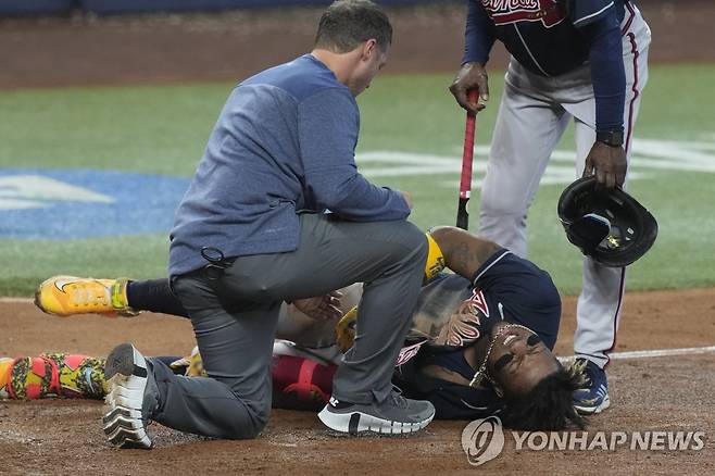 고통 호소하는 아쿠냐 주니어 [AP=연합뉴스]