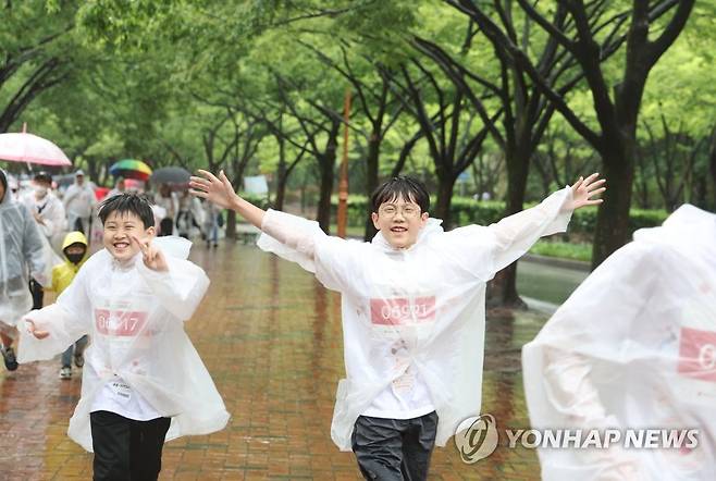 '어린이날 힘찬 마라톤' (대구=연합뉴스) 박세진 기자 = 5일 오전 대구 두류공원 코오롱 야외음악당에서 국가기간뉴스통신사 연합뉴스와 국제 아동구호단체 세이브더칠드런이 공동주최하고 현대자동차가 후원해 열린 '2023 국제어린이마라톤'에서 어린이 등 참가자들이 달리고 있다. 2023.5.5 psjpsj@yna.co.kr