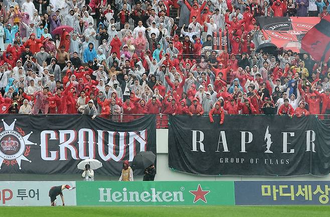 5일 열린 전북 현대와의 경기에서 후반 33분 득점한 뒤 특유의 '개 소변' 세레모니를 하고 있는 FC서울의 박동진 사진=연합뉴스