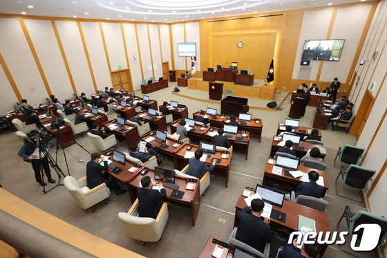 충북 충주시시설관리공단 조직 진단 연구용역이 마무리 단게로 접어든 가운데 공단이 운영의 효율성을 살릴지 주목된다. 사진은 충주시의회./뉴스1