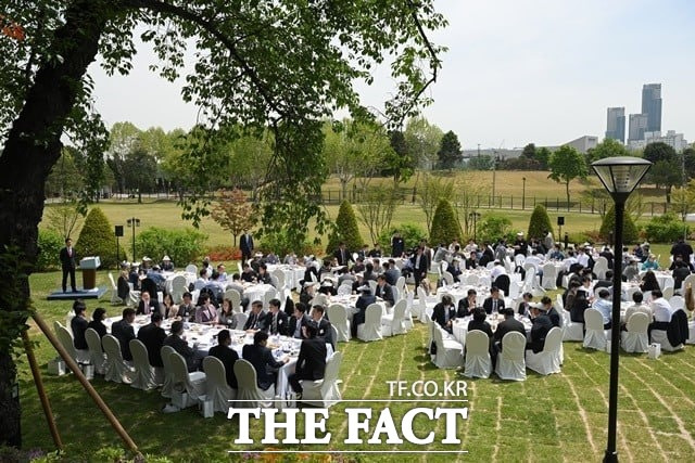 지난 2일 윤석열 대통령이 용산 대통령실 청사 앞 파인그라스에서 출입 기자단과 오찬 간담회를 하던 당시. /대통령실 제공