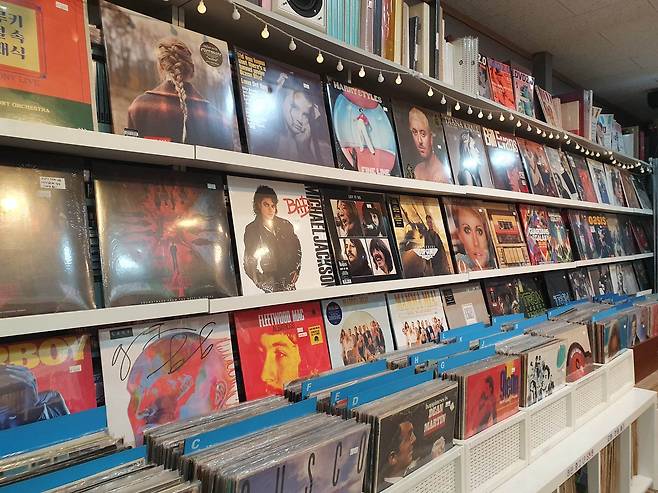 서울 종로구 종로 3가에 위치한 서울레코드에서는 최신 LP부터 수십년 전의 LP까지 모두 볼 수 있다./홍아름 기자