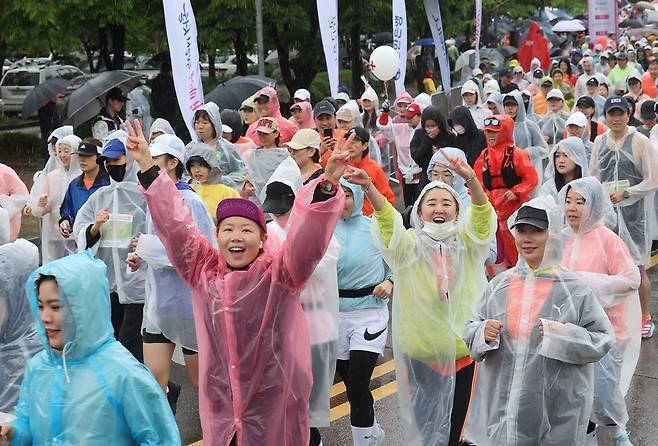 6일 오전 서울 월드컵공원 내 평화광장서 열린 2023 여성마라톤 대회에서 참가자들이 비를 맞으며 힘차게 출발하고 있다. 연합뉴스