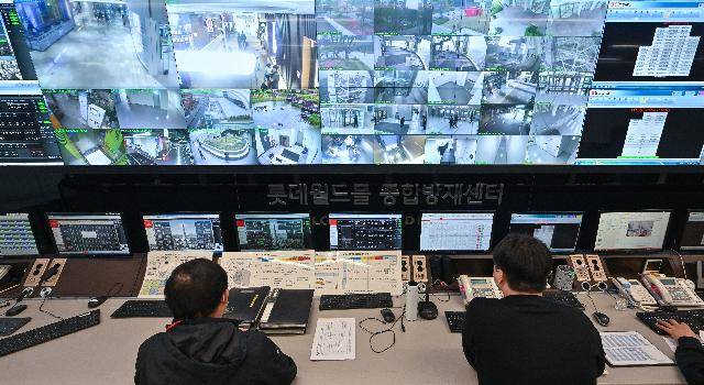 지난달 13일 서울 송파구 롯데월드타워에서 소방방재팀 직원들이 방재실에서 폐쇄회로(CC)TV를 보며 근무하고 있다. 롯데월드타워와 몰은 폐쇄회로(CC)TV만 약 3,200대, 엘리베이터는 모두 61대에 달한다. 이중화돼 보안을 강화한 방재실에서는 건물의 모든 상황을 관리한다. 최주연 기자