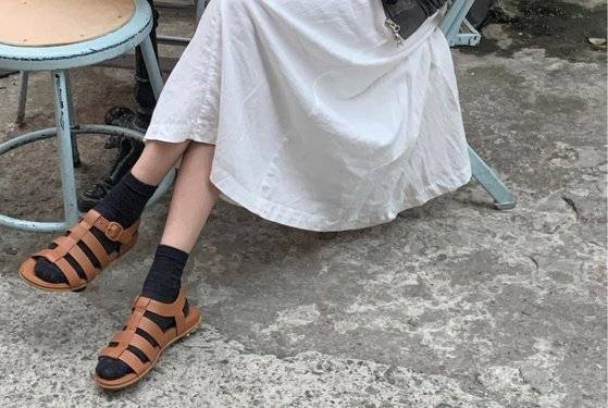 영국 슈즈 브랜드 핏플랍의 그라시에 피셔맨 샌들에 양말을 매치한 스타일링. 샌들에 양말을 매치하는 룩이 인기를 모으면서 샌들이 여름 이외의 계절에도 잘 팔리기 시작했다. 사진 LF